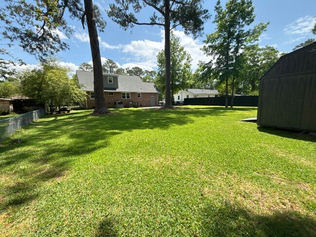 Foto del edificio - Eager to be in Northwoods? Check out Edgew...