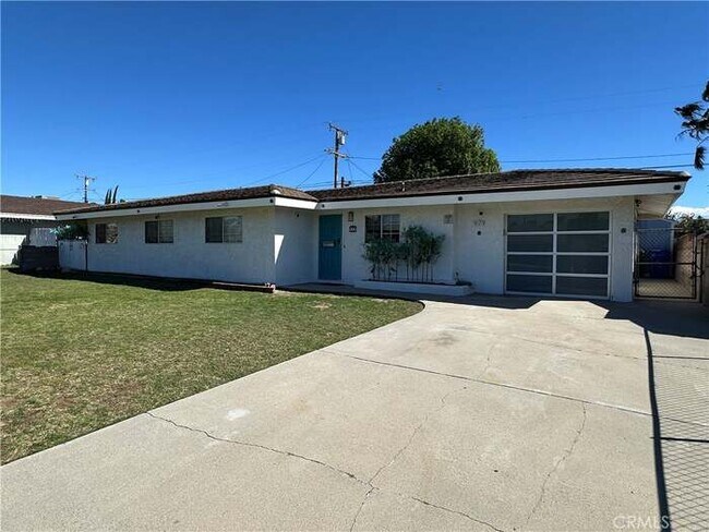 Building Photo - 979 N Gardena Ave