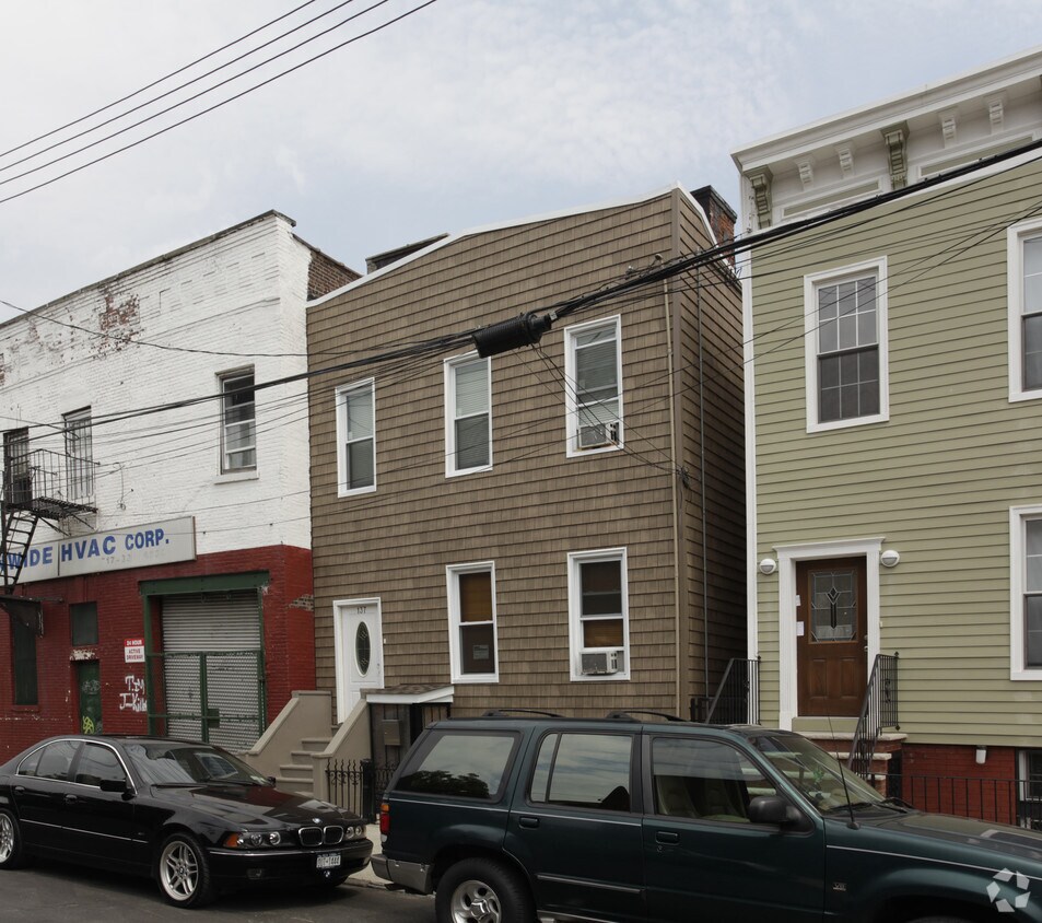 Primary Photo - 137 Dwight St