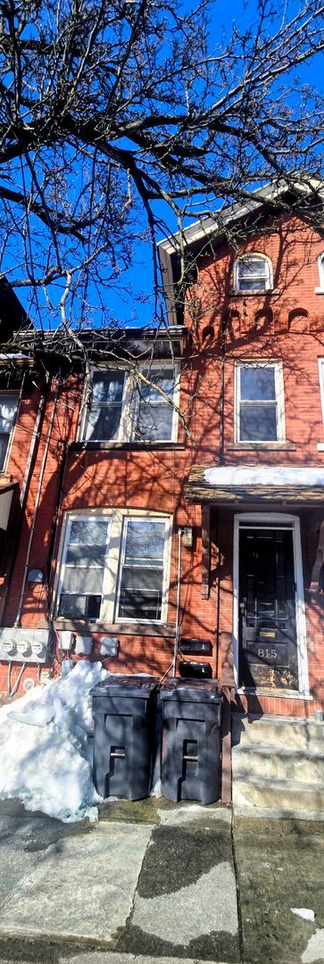 Building Photo - 815 E 6th St