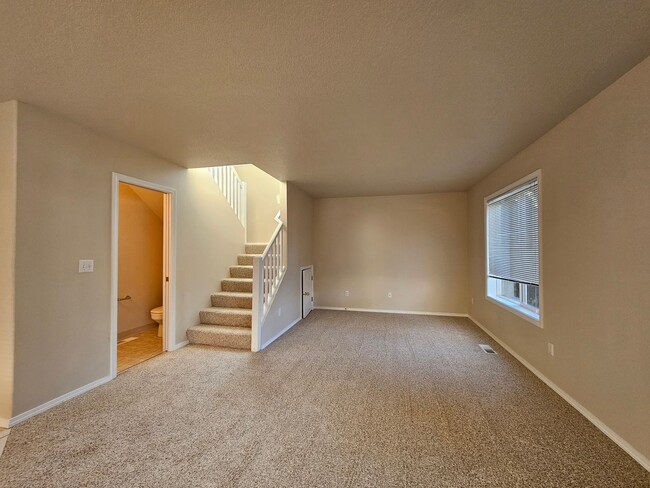 Building Photo - Beautiful 3 Bed 2.5 Townhome with 2 Car Ga...