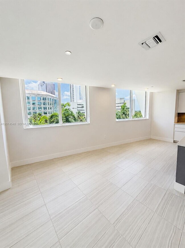 Foto del edificio - 215 N New River Dr E