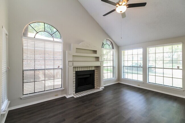 Building Photo - 635 Las Brisas Dr