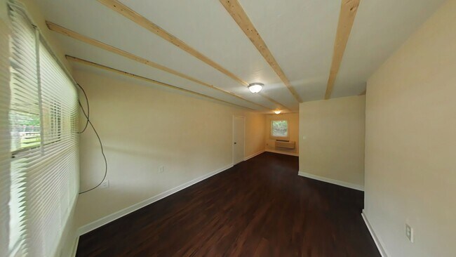 Building Photo - Beautifully Renovated 2/1 - Convenient Loc...