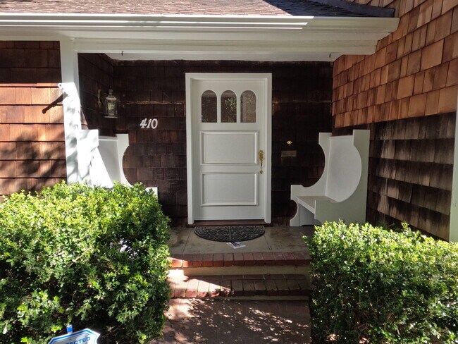 Entry - 410 Ashburton Pl