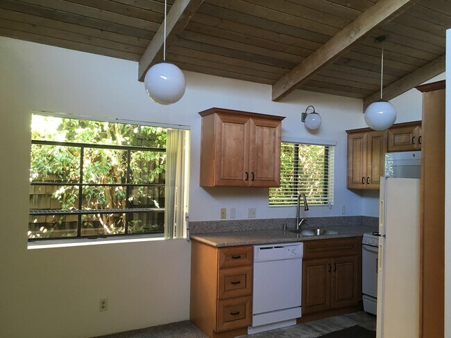 Ventana de invernadero - 2491 S Barrington Ave