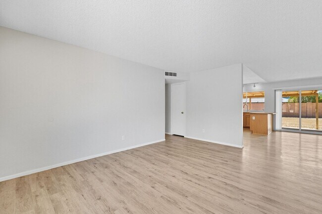 Foto del edificio - Three bedrooms plus big garage!