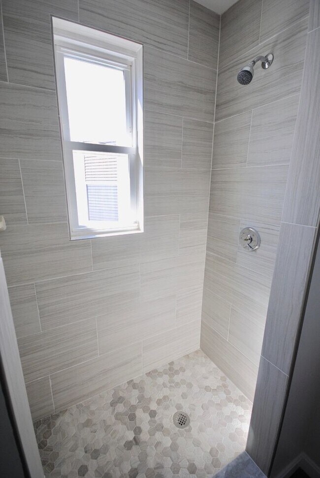 Building Photo - Renovated 3 Bed/2 Bath Near JFK/UMass w/ D...