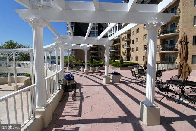 Foto del edificio - 1250 S Washington St