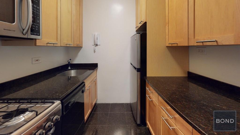 Building Photo - 412 E 55th St