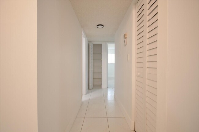 Foto del edificio - 9499 W McNab Rd