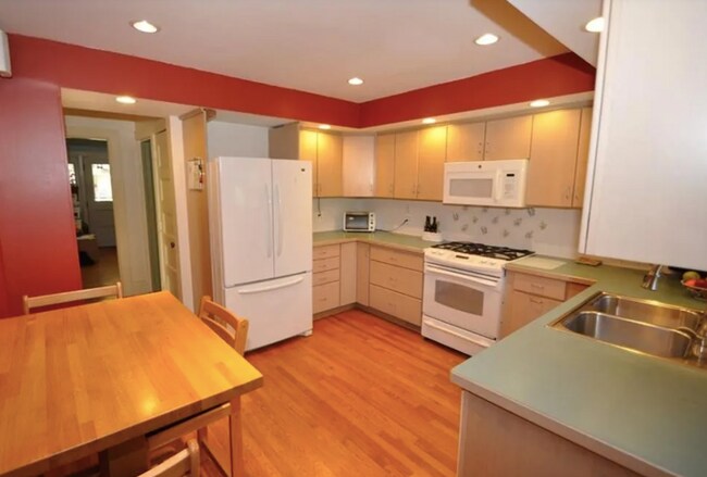 Building Photo - 4-Bedroom Single Family Home in the Desirable Park Ave Area!