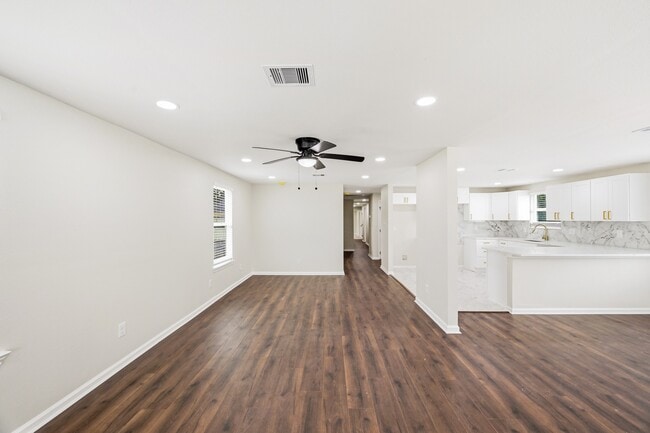 Foto del edificio - 7946 Fowlie St