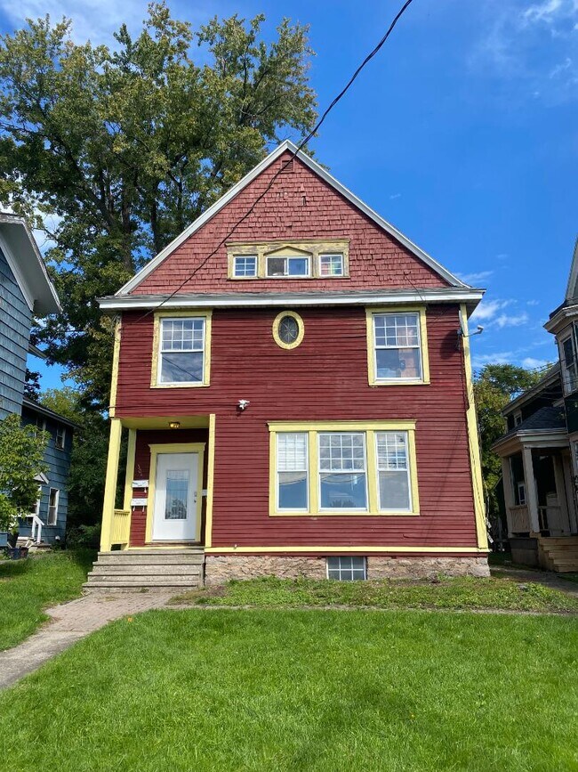 Building Photo - 304 Highland St