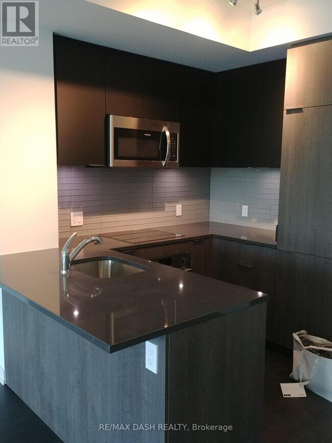 Photo du bâtiment - 223 St Clair Ave W