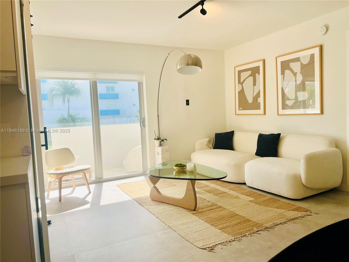 Primary Photo - 240 Collins Ave