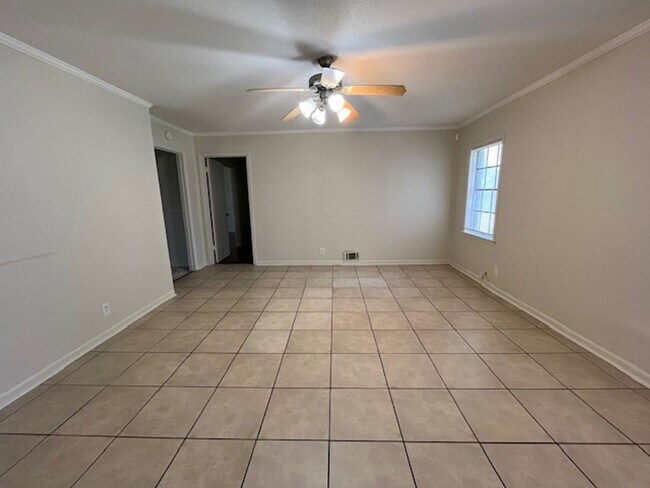 Building Photo - Renovated 4 Bedroom 2 Bath Home for Rent!