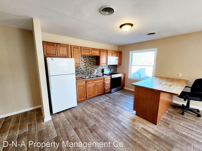 Building Photo - 3 br, 1 bath House - 246 N. Courtland St #1