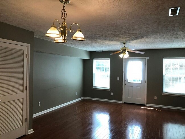 Building Photo - 1624 Center Pointe Dr
