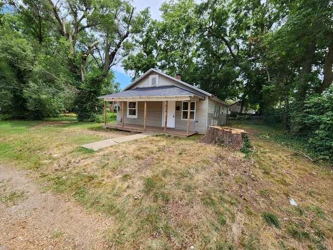 Building Photo - 826 N Weaver Ave