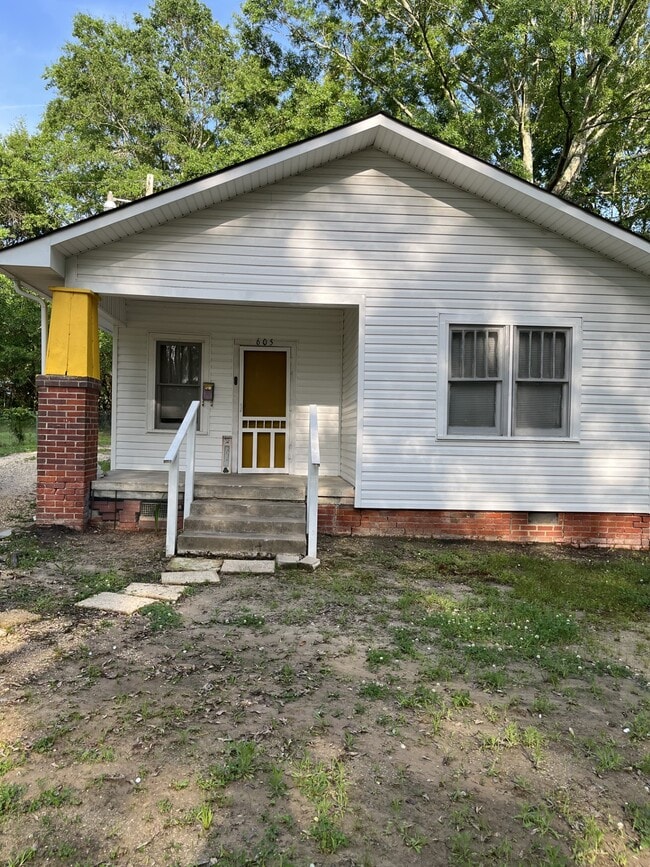 Building Photo - 605 Rock Island Right of Way