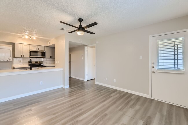 Rise Oak Creek - Apartments in Bedford, TX | Apartments.com