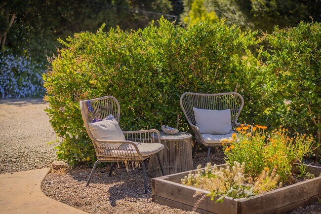 Foto del edificio - Upper Ojai Country Charmer w/Granny Flat