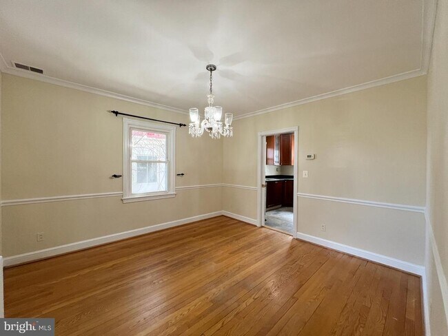Building Photo - 1004 Noyes Dr