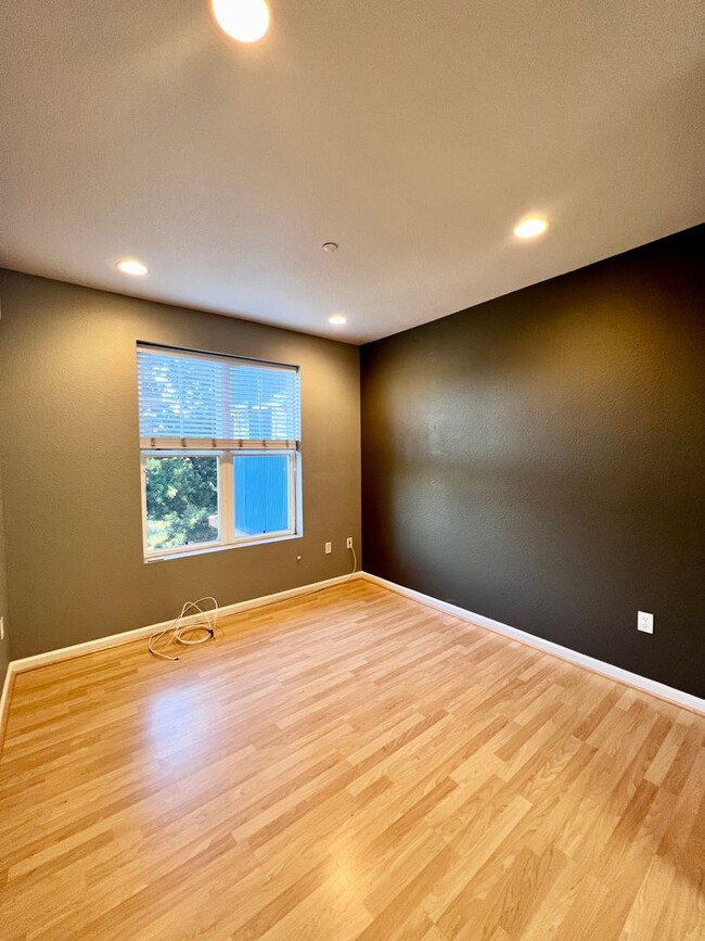 Building Photo - 1 bedroom 1 bath in a fantastic location i...