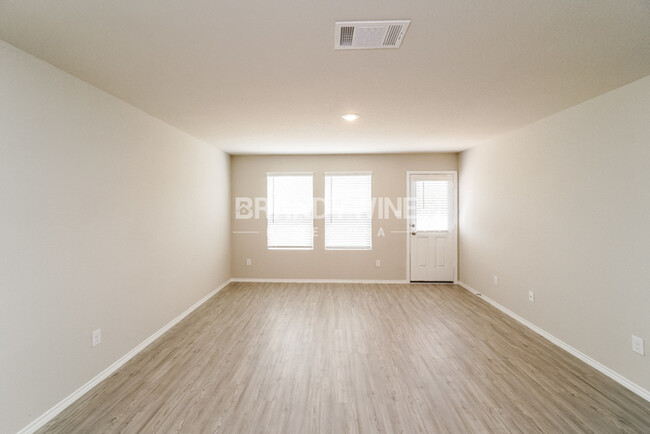 Building Photo - One month FREE RENT!!