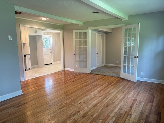 Building Photo - 2 Bedroom, 1 Bathroom House in Greensboro!