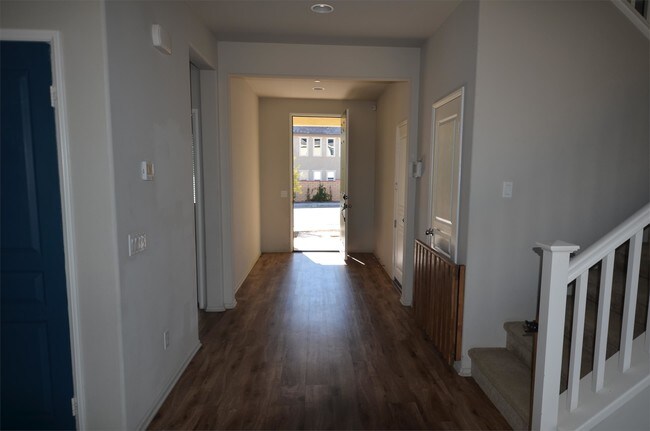 Foto del edificio - 24920 Coldwater Canyon Trail