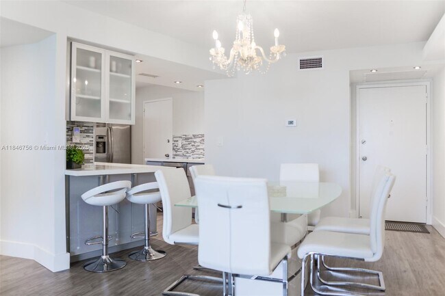 Building Photo - 6039 Collins Ave
