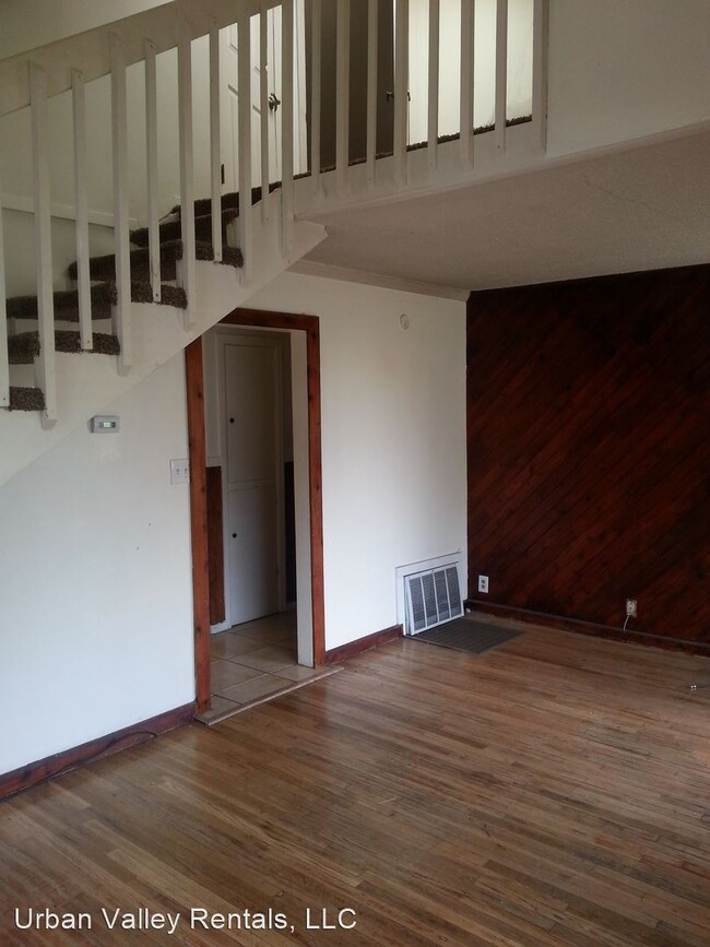 Building Photo - 3 br, 1 bath House - 604 East Mansfield