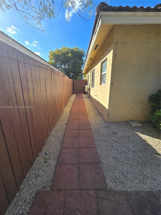 Building Photo - 761 NW 24th Ct