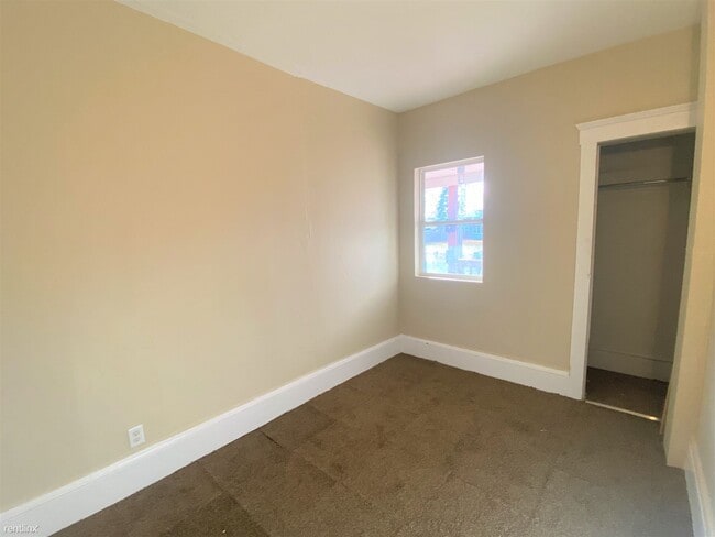 Building Photo - 2 br, 1 bath 4plex - 121 N Pleasant St