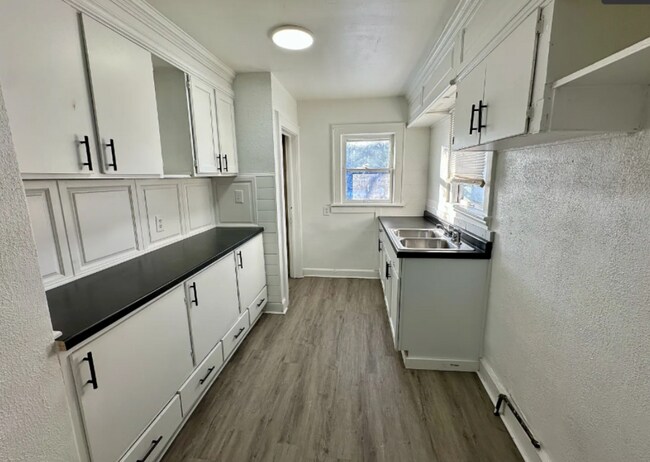 Building Photo - Charming 2-Bedroom Apartment in a Classic ...