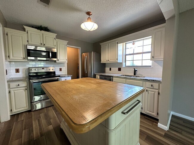 Building Photo - 2 bedroom 2 bath condo w/ balcony & garage...