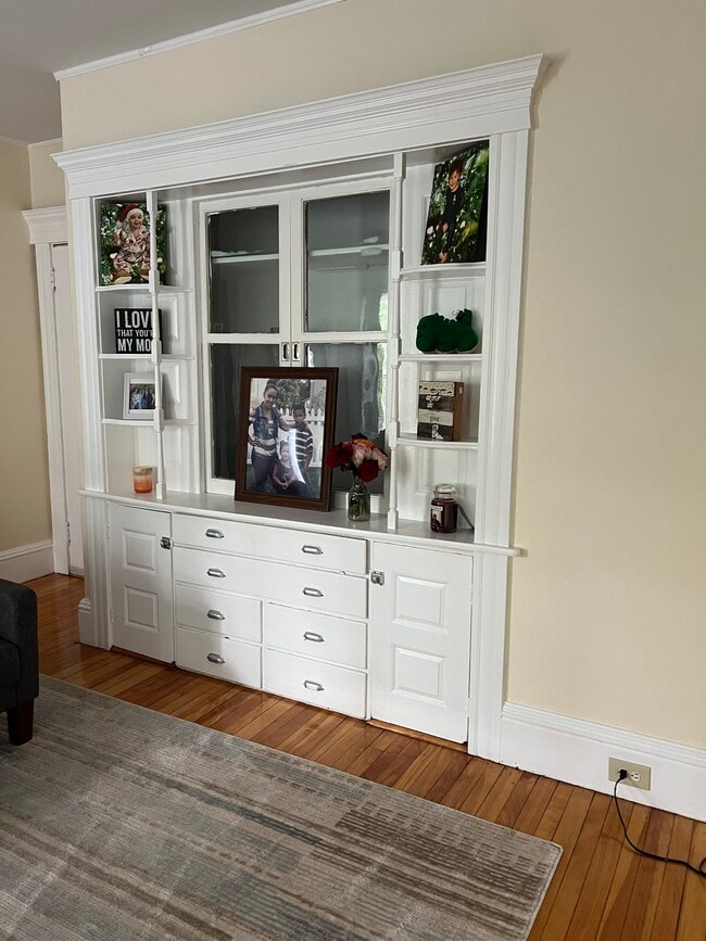 Building Photo - 10 Pine St