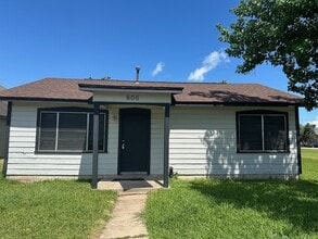 Building Photo - 806 N Avenue B