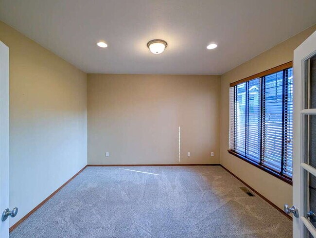 Foto del edificio - 5907 77th Dr NE