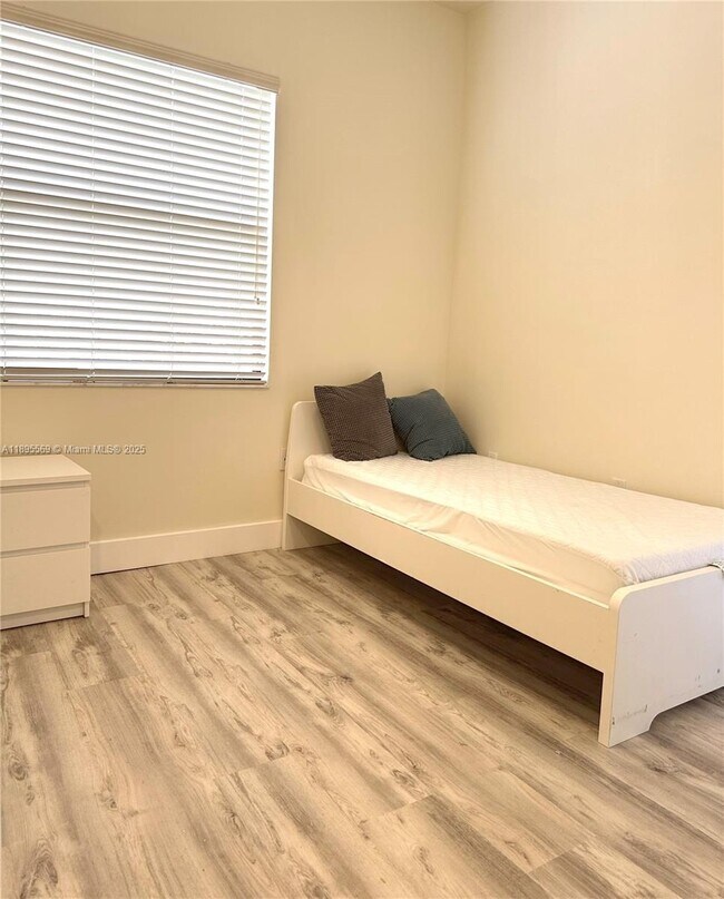 Foto del edificio - 7855 NW 104th Ave