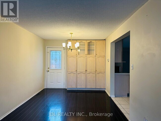 Building Photo - 18 Dunsmore Crescent