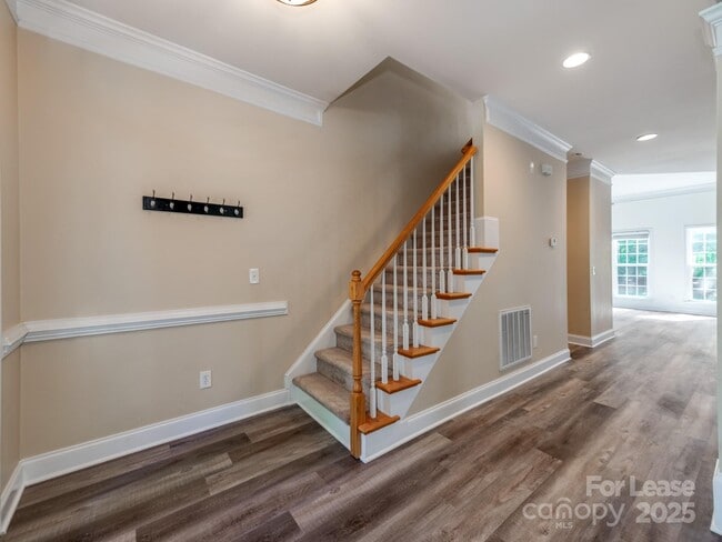 Building Photo - 533 Montgrove Pl NW