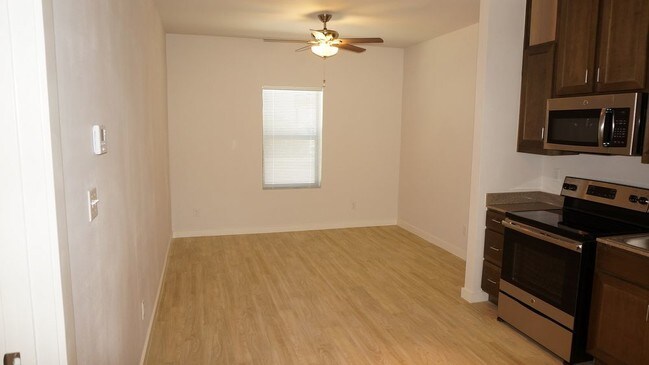 Building Photo - Modern 1 Bedroom Apartment Refrigerated A/C