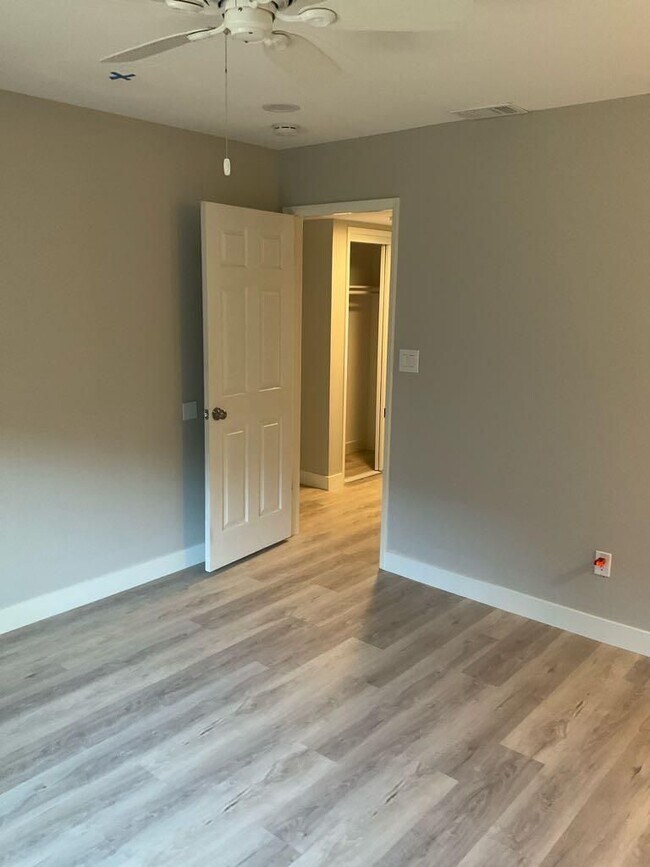 Building Photo - 6103 Templeton Dr
