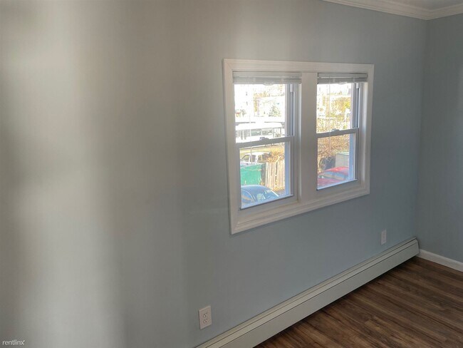 Building Photo - 2 br, 1 bath Duplex - 26 King Street 2