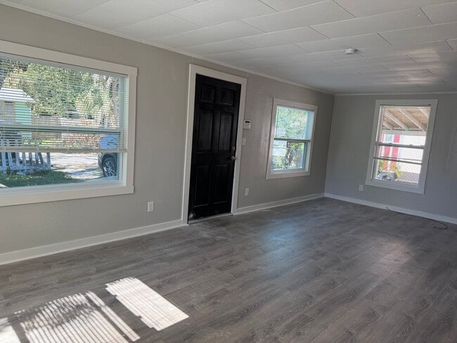 Building Photo - 2 bed 1 bath