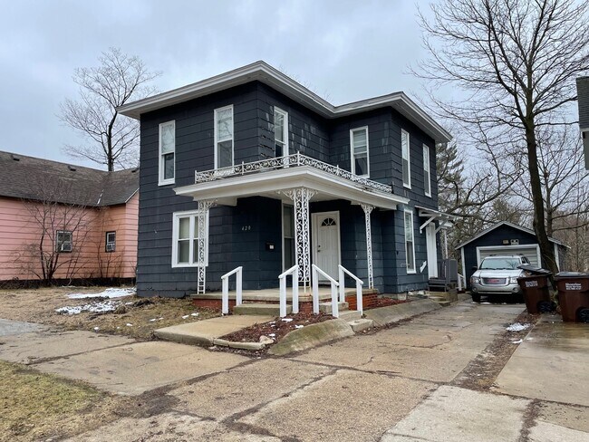 Building Photo - 420 E Harris St