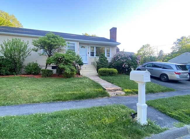 Building Photo - 10 Pine Tree Ln